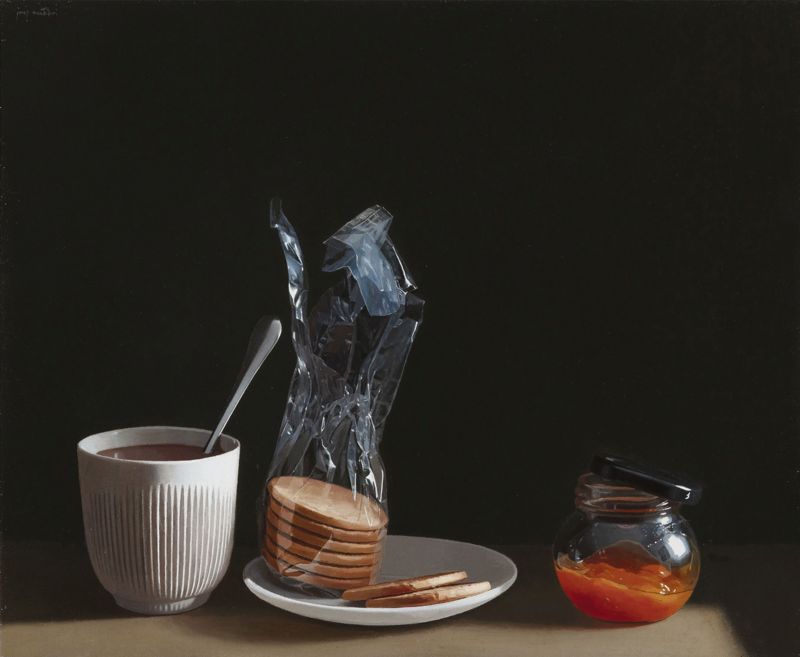 Taza de chocolate, galletas y mermelada